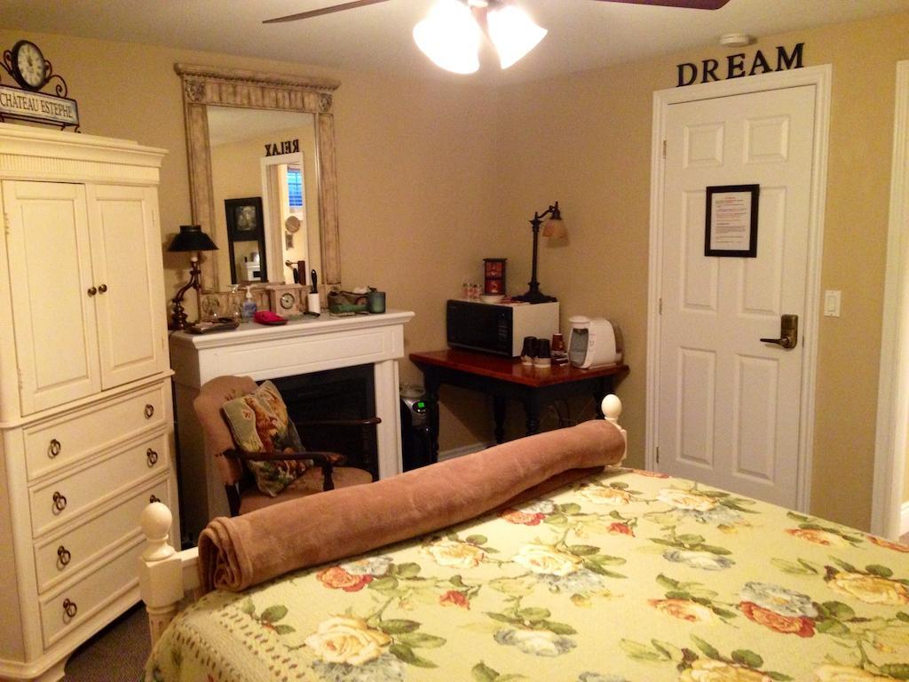 Serenity Ranch Bed & Breakfast Ancaster Room photo