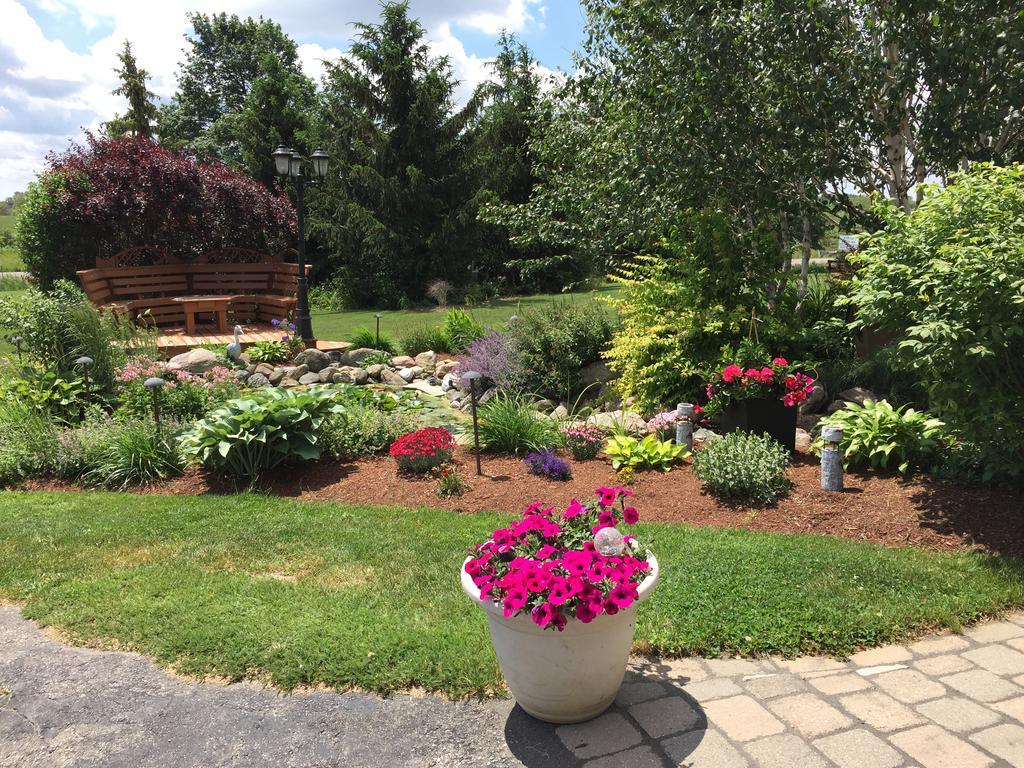 Serenity Ranch Bed & Breakfast Ancaster Exterior photo