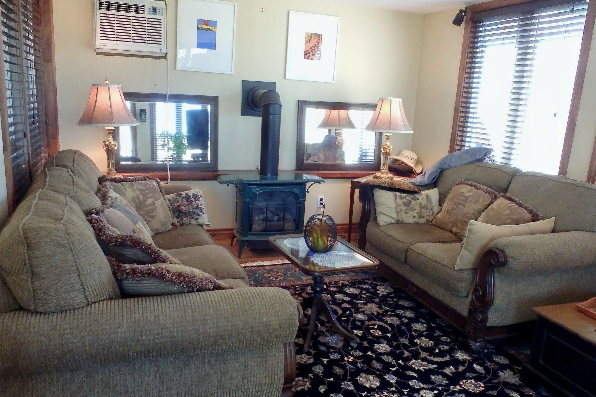 Serenity Ranch Bed & Breakfast Ancaster Exterior photo